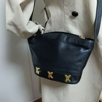 블랙 가죽 숄더백 골드 X 마크