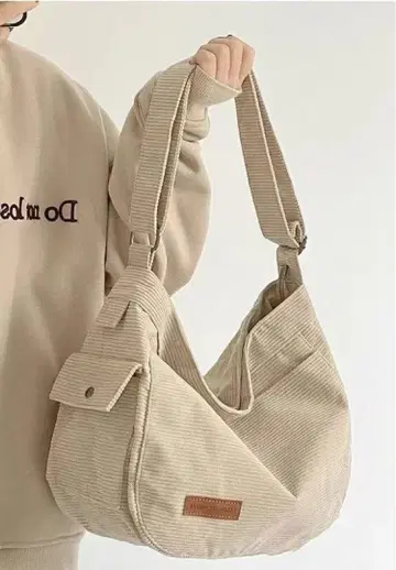 누디 베이지 코듀로이 숄더백 부드러움과 패셔너블함의 융합