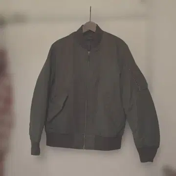 올리브 그린 MA-1 플라이트 자켓 시착만 한 상품