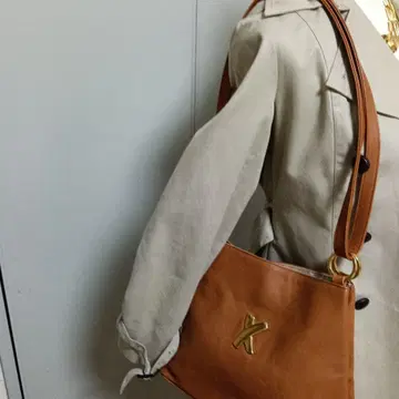 브라운 숄더백 골드 컬러 로고