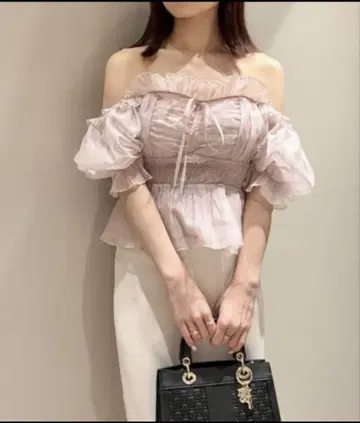 SNIDEL 개더 프릴 오프숄더 블라우스 LPNK