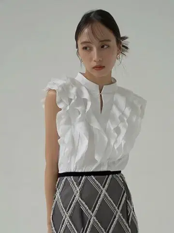 SNIDEL 슬리브리스 프릴 블라우스 WHT