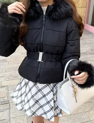 후드 부착 블랙 다운 자켓