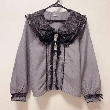 NOEMIE 하트 참 리본 칼라 블라우스