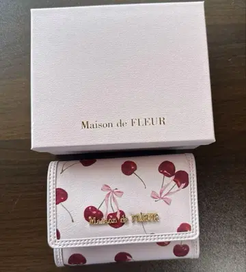 Maison de FLEUR 체리형 지갑 미사용 새상품.