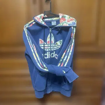 아디다스 꽃무늬 후드티
