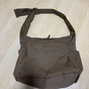 소프트 퍼피 숄더백 브라운 UNIQLO C