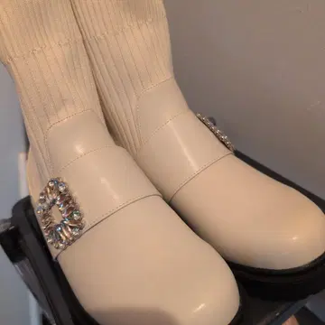 비쥬가 달린 화이트 부츠
