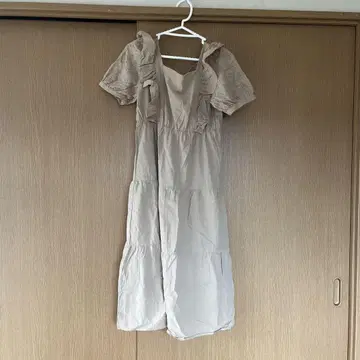 베이지 프릴 티어드 드레스