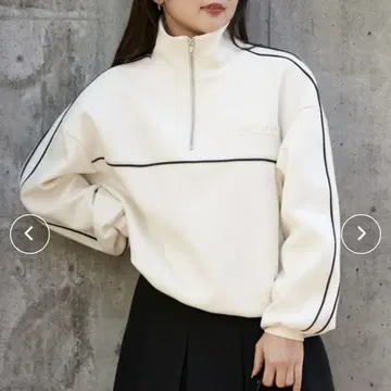 [ Chico ] 파이핑 자수 하프 지퍼 맨투맨 화이트