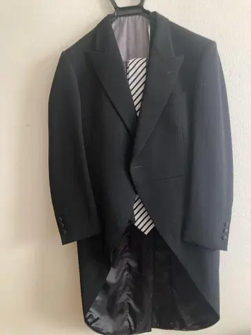 블랙 모닝 코트와 스트라이프 팬츠 세트