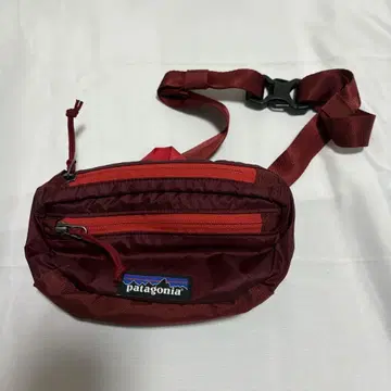 Patagonia 버건디 울트라 라이트 블랙홀 힙백