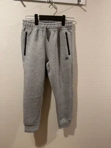 가격 인하 미사용 새상품 뉴에라 그레이 맨투맨 조거 팬츠 M 사이즈