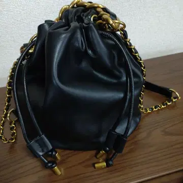 블랙 가죽 드로우 스트링 숄더백