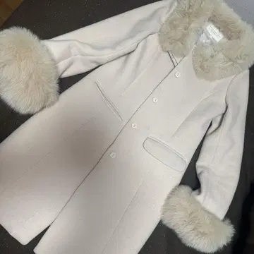 퍼가 달린 베이지 롱 코트