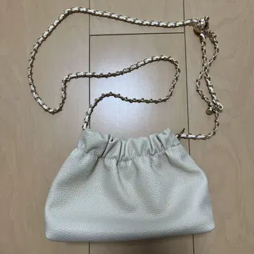 화이트 가죽 체인 숄더백