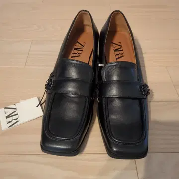 ZARA 비쥬 장식 블랙 로퍼