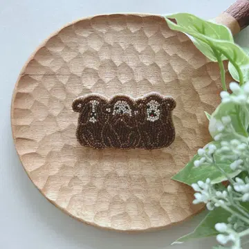 보지 않는 원숭이, 말하지 않는 원숭이, 듣지 않는 원숭이 브로치