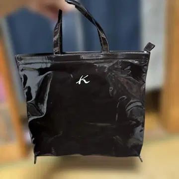 K 로고 광택 있는 블랙 토트백