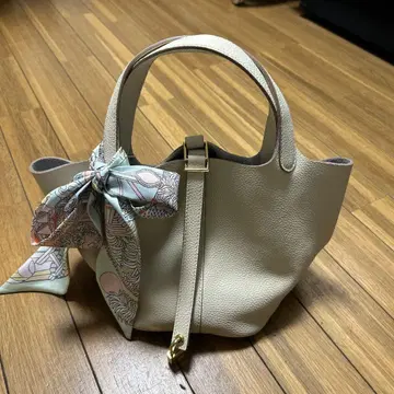 스카프 포함 라이트 베이지 핸드백