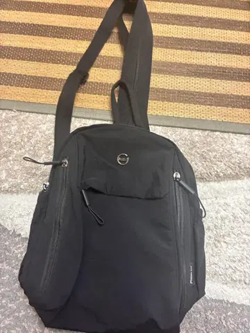 블랙 숄더백 지퍼 포켓 부착