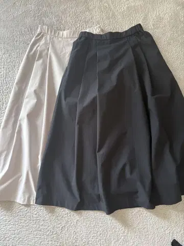 UNIQLO 그레이와 네이비 플리츠 스커트 무릎 아래 기장 세트
