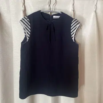Borders at balcony 네이비 반팔 상의