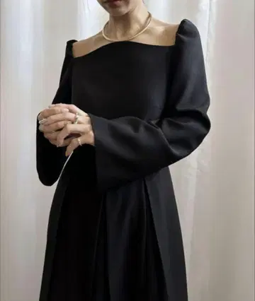 2WAY OFF SHOULDER TUCK PLEATS DRESS