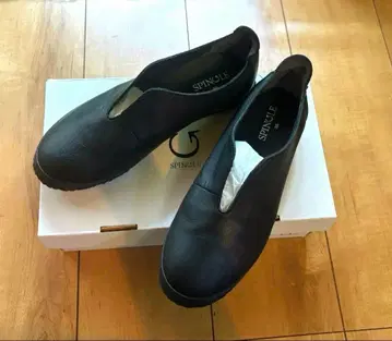 새상품급 SPINGLE 스핑글 블랙 슬립온 가죽 신발