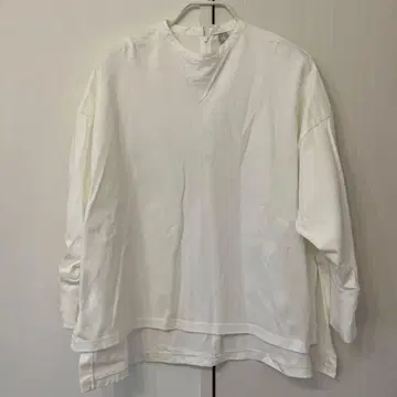 시로네(sirone) 화이트 V넥 긴팔 티셔츠