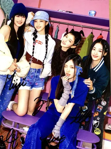 뉴진스 친필 사인 공식 포스터 -