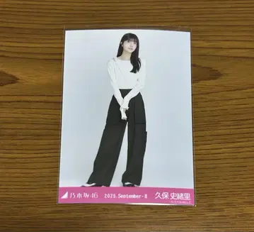 노기자카46 브로마이드 쿠보 시오리 어깨 트임 상의 (히키)
