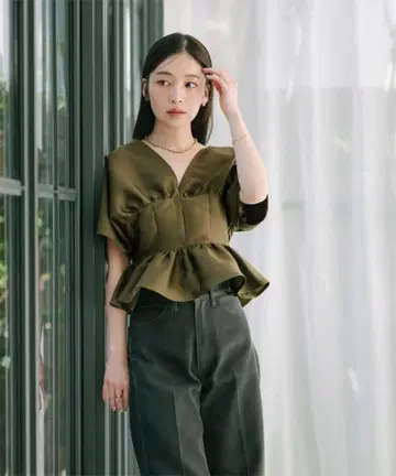 ur's 딥 V넥 크롭 프릴 상의 카키 M