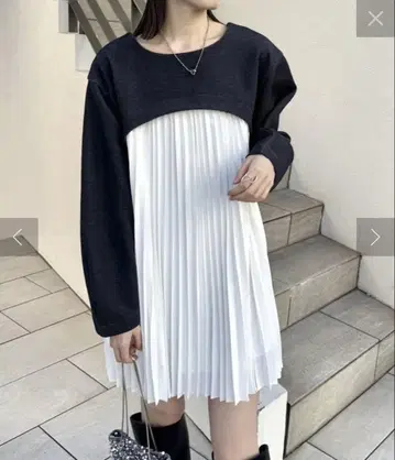 미스틱 플리츠 절개 미니 원피스