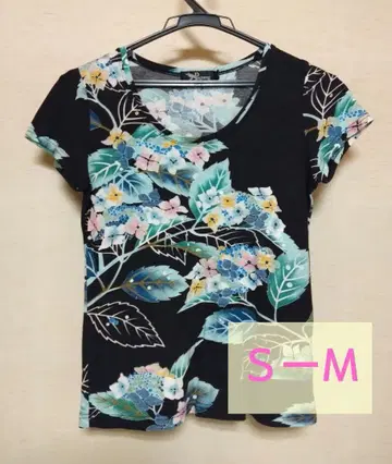 파공 플라워 프린트 반팔 티셔츠