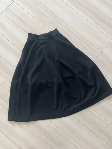 스타일링 시라하타 케이 플레어 스커트