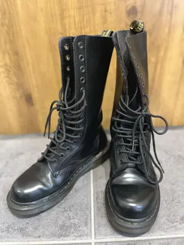 닥터마틴 14홀 23cm