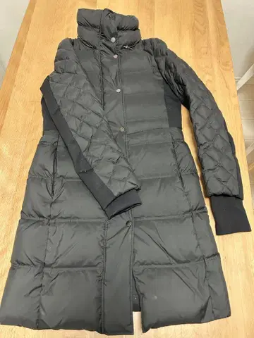 DNKY 블랙 다운 자켓
