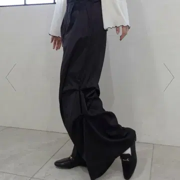 CORNERS 매트 새틴 사이드 턱 팬츠