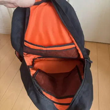 메쉬 포켓이 달린 블랙 백팩