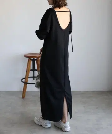 봉쥬르 사간 백 오픈 I 라인 컷 원피스