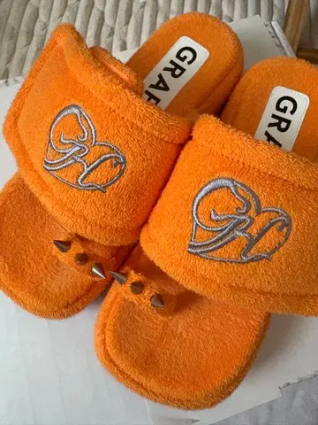 Grape 오렌지 샌들 할인 중