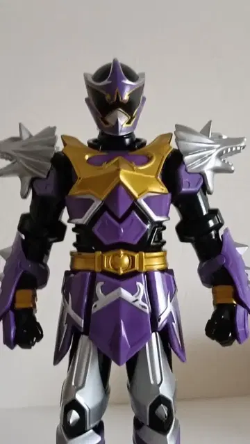 보라색 슈퍼전대 히어로 피규어