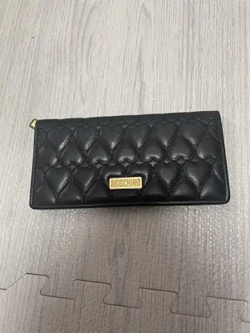 MOSCHINO 블랙 하트 퀼팅 장지갑