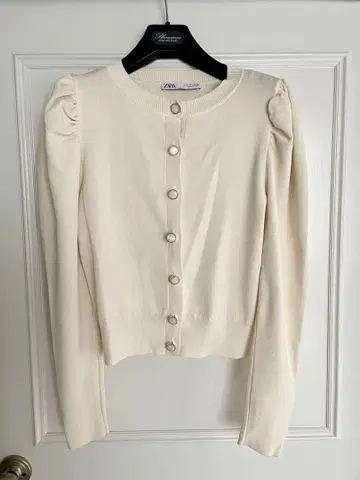[ 새상품 미사용 ] [ ZARA ] 아이보리 가디건 버튼 퍼프 슬리브