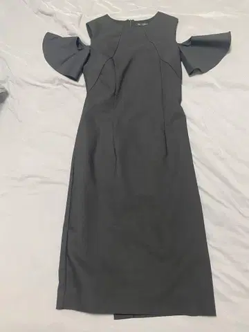 [ 새상품급 ] ZARA 블랙 플레어 슬리브 원피스