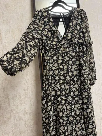 꽃무늬 V넥 긴팔 원피스 ZARA