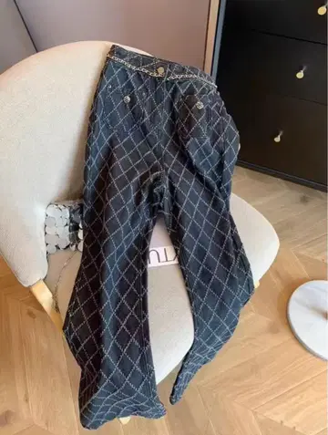 [ 새상품 ] 다이아몬드 패턴 블랙 데님 팬츠