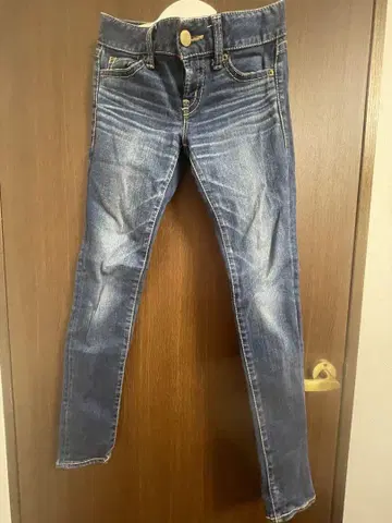 MOUSSY 스키니 데님 백 포켓 자수 25