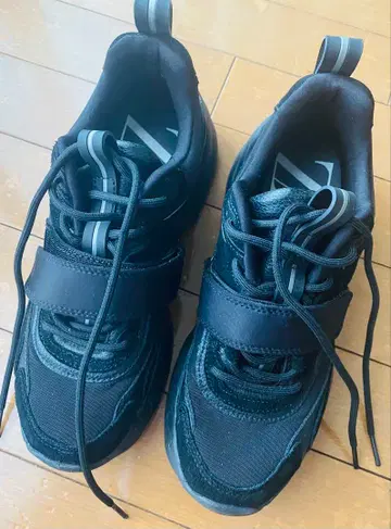 미사용 새상품 가벼운, 블랙 스트랩 포함 스니커즈